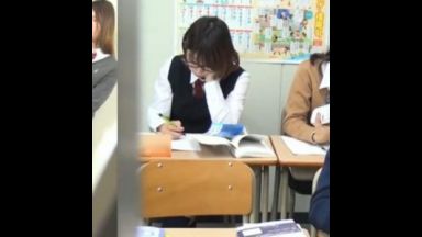 JKのおしっこ我慢＆おもらし～トイレ放尿のthumbnail