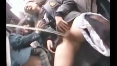 【痴漢潮吹き】「電車の中で…あぁ出ちゃう出ちゃう…」電車の中JK同士でレズ痴漢プレイw手マンで車内大量潮吹きお漏らしwのthumbnail
