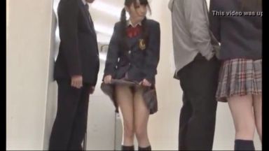 【野外お漏らし】命令は絶対！ 性奴隷JKの人前で立ちション！のthumbnail