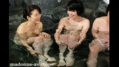 【加藤英子・竹下千晶】ママさんバレーチームに所属している美熟女が練習そっちのけで大学生チームのチンコを品定め！のthumbnail