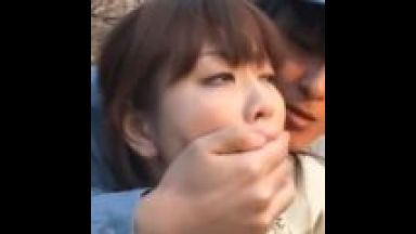 【野外レイプ】尿意に我慢できずに野外放尿中に・・背後から襲われてレイプ！痙攣しながらお漏らしする人妻！のthumbnail