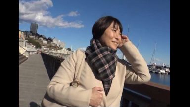 ☆不倫☆｢肌すべすべですねｗ｣人妻さんと温泉旅行!お湯から上がって即結合!熟マンコに精液注入!のthumbnail