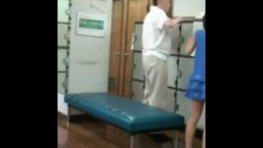 銭湯の脱衣所で少女が口を塞がれ、中年おじに強姦されるのthumbnail