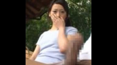 【主婦と露出男】主婦にフル勃起を見せる露出男！巨根に思わず手が・・手コキフェラで精液を抜き取る奥さんのthumbnail