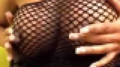 この動画は「網目の服でおっぱい丸見え」ではありません「網目の間から乳首が丸見え」です。のthumbnail