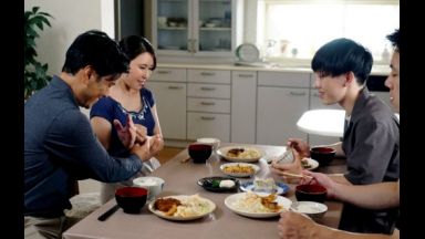 料理も掃除も完璧で明るい笑顔が印象的な女盛りの美人奥さまがとびきりスケベな淫乱メス犬に豹変！旦那様が仕事に精を出す平日の昼下がり出張家政婦の派遣先で出会った性欲旺盛な若い男の子にオンナとして求められて激しく抵抗しながらも快楽堕ちした欲求不満のドスケベ人妻が魅せる淫らな姿を見逃すな！のthumbnail