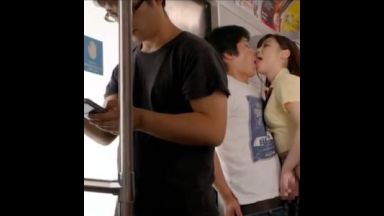 ムチムチボディのエッチな痴女JK！見知らぬ男のペニスを取り出しシコりだす！のthumbnail