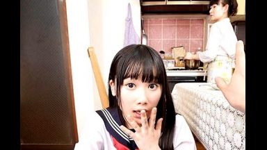 【3DVR】お兄ちゃん、可愛いね♡ニーハイ履いた制服姿の妹がパンチラ！母親が近くにいるスリリングな状況でリアル性交のthumbnail