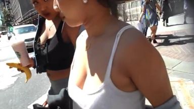 街中を歩いている見えそうで見えないおっぱいを盗撮したようだ！！のthumbnail