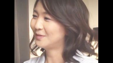 ☆貧乳☆妻は痴女☆ショタ好き妻！みんな観て…人妻x美熟女！夫婦SEXで悶絶…あざと美魔女で性欲暴発しちゃうエロ動画「もうイクぅぅっあっぁぁ！」痴女のthumbnail