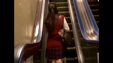 【痴漢レイプ】激カワJKが満員電車で凄テク手マンされ大量潮吹き！人気の無い場所に連れ込まれ生ハメファックで中出し！のthumbnail