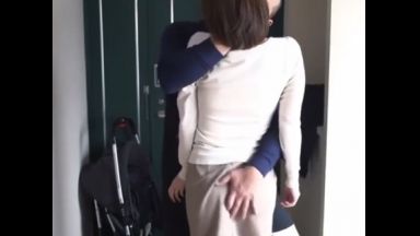 ♥「あぁぁ…挿入して♥」子持ち人妻が玄関でイキ狂う…ベビーカーの横で欲求不満おまんこが愛液トロトロで溢れてチンポ吸い込んじゃう♥のthumbnail