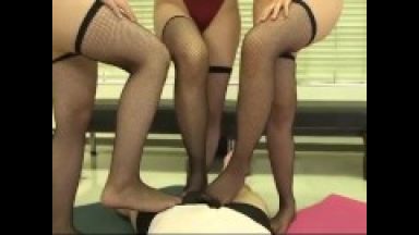 【なつめ愛莉 | 桜木優希音  永井みひな】かわいい顔してM男責め大好き4PハーレムOL足コキロリビッチエロすぎむちむち太もものthumbnail