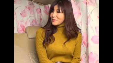 『敏感過ぎて…』50代美魔女美女人妻が車内で電マ＆ローター責めされお漏らしアクメ⁉ホテルでエロ不倫セックスに【熟女ナンパ】のthumbnail