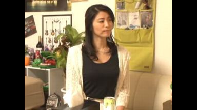 【連れ込み】イケメンにナンパお持ち帰りされた40代美魔女美女人妻！エロ不倫セックスで膣内射精される浮気妻を盗撮隠し撮り！のthumbnail