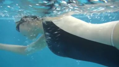 激エロ競泳水着姿のアスリートボディが痴女エロすぎる手マンされて感じてる巨乳ボディがえちえちのthumbnail