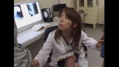 【夏樹カオル】チンポを奥まで咥えてほしいです！淫乱女医が患者を挑発しながら・・手コキとフェラで抜いちゃう！のthumbnail