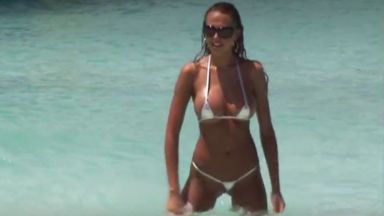 もうねビキニの隙間から乳首が見えている女がビーチにいるんですよｗｗｗのthumbnail