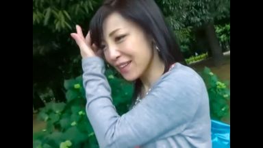 【人妻NTR】玩具をおまんこに挿れられ公園散歩する変態妻！大量愛液でぐちょまんこに他人棒生挿入で悶絶絶頂イキ狂い！のthumbnail