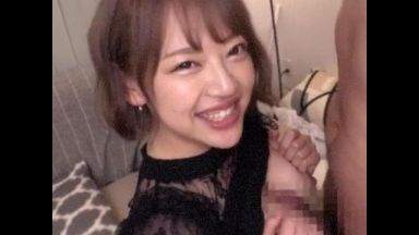 素人／手マンされて潮吹きでソファをビショビショにする敏感JD♪パイズリで先輩にご奉仕～立ちバック！のthumbnail