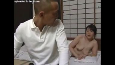 【円城ひとみ】こっちこい、ハメさせてやる！旦那はインポ・・欲求を息子に向けるも父親に見つかり修羅場！のthumbnail