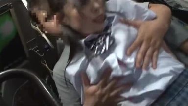 バスで帰宅途中の女子高生が男性乗客に痴漢される。バスの中ではお尻、オッパイを揉まれさらに乳首まで舐められてしまうのthumbnail