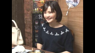 【連れ込み】三十路でも可愛い人妻を相席居酒屋から自宅にお持ち帰り！エロ不倫セックスするショートカット美女を盗撮隠し撮り！のthumbnail
