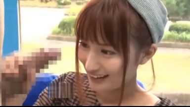 〚マジックミラー号〛　「なんか、入っちゃいそう♡」地方女子は巨根好き　下着の横からずっぽし挿入に腰を振るのthumbnail