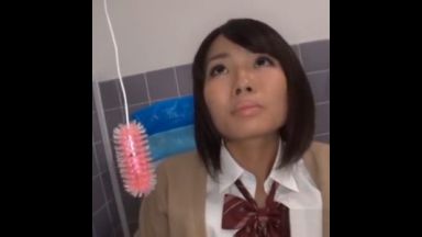 JKをトイレに連れ込み援交！しゃぶってもらえてパンツもお土産に貰えた！のthumbnail