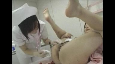 レズ行為中の病室に入り裸にしてナースに体の隅々を拭かせていきなりキスしています。のthumbnail