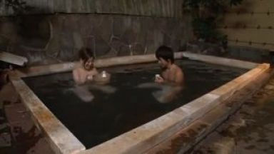 【北川エリカ】超エロい巨乳混浴温泉露天風呂ヤられ人妻のthumbnail
