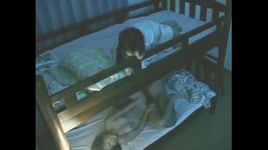 ♡「えっ…お姉ちゃんエッチしてる？♡」2段ベッドで妹に気づかれる姉のイキ狂い…見ないふりしても愛液が溢れちゃう幼いおまんこのthumbnail