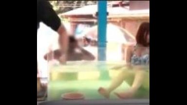 「これ、ほんとに外から見えない？」外で彼氏を待たせてマジックミラー号で初対面の男とパコる美女///のthumbnail