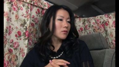 ☆人妻ナンパ☆　夕暮れの繁華街で見つけたとっても上品でエレガントな完熟寸前の美人奥さまがとびきりスケベな淫乱メス犬に豹変！浮気はダメだと分かっていながらも匂い立つ剥き出しの雌穴にハイパワー電マをビタ当てされて性的欲望が覚醒した人妻が怒張した生チ●ポをなりふり構わずハメまくる淫らな姿を見逃すな！のthumbnail