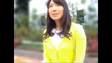 【素人ナンパ】「童貞クンですか♡」優しそうな美人奥様に土下座で筆下ろしのお願い！優しい濃厚ご奉仕＆愛の中出しで絶頂歓喜！のthumbnail