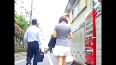 【痴漢レイプ】満員バスのモデル級美人人妻を変態痴漢が旦那の前で凌辱強姦！肉棒を美尻に擦り付けられ大量ぶっかけ肉便器堕ち！のthumbnail