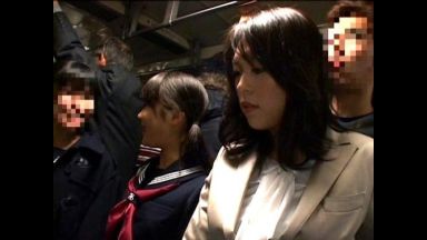 【中出し】娘の目の前で痴漢され絶頂を我慢し続ける巨乳母親のthumbnail