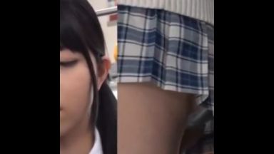 【2画面撮影】電車でレイプされ後ろから中出しされるJKのthumbnail