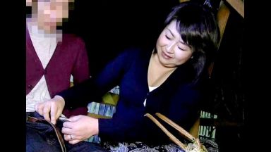 【野外フェラ】＜おばさんの即尺＞「舐めたいわ♡♡」ぽっちゃりムチムチ体型の人妻熟女・普通のおばさんが野外で若者を逆軟派して舐める。のthumbnail