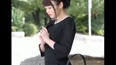 ♥29歳未亡人が喪服でSEX…3か月前に主人を亡くした人妻は寂しくて…おまんこが疼いて…愛液トロトロでチンポ挿入のthumbnail