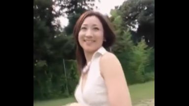 ☆野外☆露出☆青姦！イクぅぅぅ…おばさん＠レイプ！強姦が好きなの…熟女で性欲暴発しちゃうエロ動画x美女のthumbnail