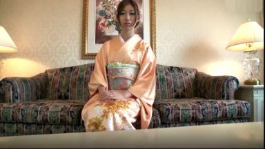 お上品清楚人妻が和装着物姿で知らないパンイチ男をちんしゃぶフェラ抜きのthumbnail