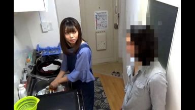 ☆人妻ナンパ☆　３６歳だという面倒見のいい世話好きタイプの美人奥さまがとびきりスケベな淫乱メス犬に豹変！平日の昼下がりおばさんレンタルの派遣先で出会ったハメ撮り好きの年下男子とひとつになって絡み合う破廉恥三昧の濃密セックスで激しく興奮したドスケベ人妻の淫らな姿を見逃すな！のthumbnail