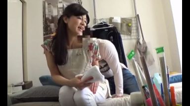 あぁ若い男の子ってスゴイぃ！家事サービスの綺麗なオバサンに中出しのthumbnail