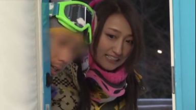 【マジックミラー号】「5分だけ続けてみる？」愛撫に発情した素人女子は肉棒を咥え手マンに大絶頂！生ハメ中に待てない彼が！のthumbnail