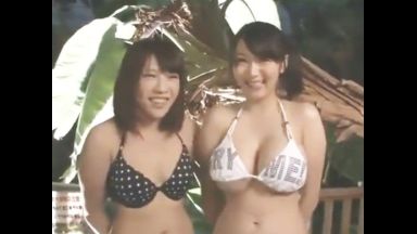 ♥ブス貧乳と美人巨乳のJD2人組※溶ける水着でウォータースライダー登り切ったら10万円…失敗は勿論チンポ挿入のthumbnail