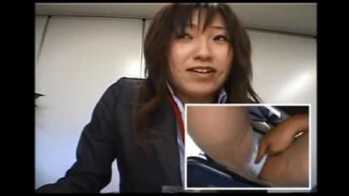 会議中のOLに机の下からま〇こを弄ってイタズラする同僚のthumbnail