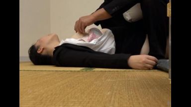 喪服の奥さんを眠らせパンストを下げてお尻を触りオッパイを揉み足を広げて突き入れて中出ししています。のthumbnail