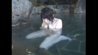 ♡レイプされて号泣「いやぁ来ないで…」混浴で襲われたおまんこ…チンポ挿入されて射精されちゃうのthumbnail