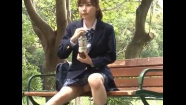 ☆ビッチ☆(やべ！バレた！！)JKのパンツ見てたのがバレ、終わったと思ったら木陰に連れ込まれて･･･抜かれるｗのthumbnail